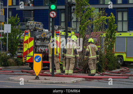 Acht Löschfahrzeuge und Rund 60 Feuerwehrleute teilnehmen zu einem Brand in einem Mehrfamilienhaus am Hatton Road, Alperton. Die betroffenen einen Balkon auf der 13. Etage im 13-stöckiges Mehrfamilienhaus. Mit: Atmosphäre, Wo: London, Großbritannien Wann: 17. Mai 2019 Credit: Wheatley/WANN Stockfoto