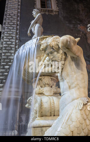 Catania - Die nächtlichen Detail der von Tito Brunnen Amenano von Tito Angelini (1837). Stockfoto