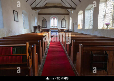 Innenraum der Pfarrkirche hl. Andreas, Covehithe, Suffolk, England, UK-steinbildhauerei Taufbecken Stockfoto