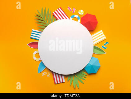 Zusammensetzung der Strand Zubehör auf gelbem Hintergrund Stockfoto