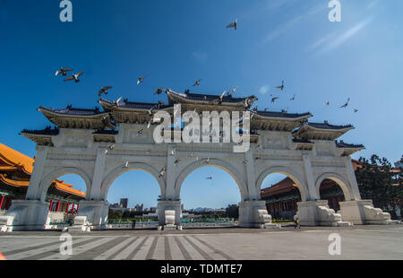 Nacht Blick auf den Präsidentenpalast, 101 Gebäude, Liberty Square in Taipei, Taiwan von Ende November bis Anfang Dezember 2018 Stockfoto