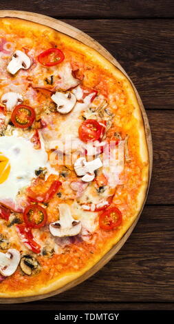 Blick von oben auf die carbonara Pizza mit Schinken und Tomaten Stockfoto