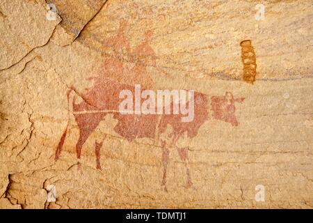 Jungsteinzeit rockart, bemalte Kuh mit Last- und Mitfahrer, Tadrast region, Abaniora Stil, Tadjelahine Plateau, Tassili n'Ajjer Nationalpark, Sahara Stockfoto