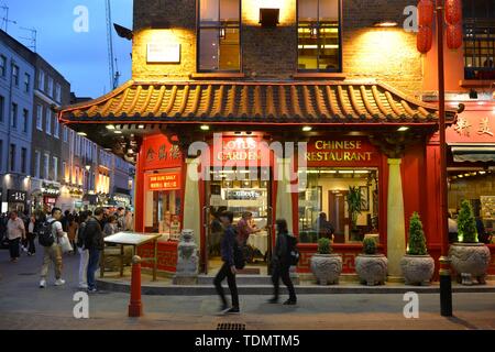 Das chinesische Restaurant Lotus Garden in der Dämmerung, Chinatown, Soho, London, England, Vereinigtes Königreich Stockfoto