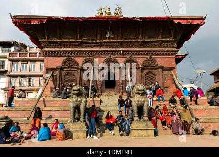 Die Einheimischen vor der Shiva Parvati-Tempel, Durbar Square, Kathmandu, Nepal Stockfoto