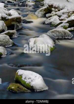 Wild River mit Eis und Schnee bedeckten Steine im Winter, Hammerbach, Langzeitbelichtung, Nationalpark Sumava, Böhmerwald, Tschechien Stockfoto