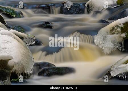 Wild River mit Eis und Schnee bedeckten Steine im Winter, Hammerbach, Langzeitbelichtung, Nationalpark Sumava, Böhmerwald, Tschechien Stockfoto