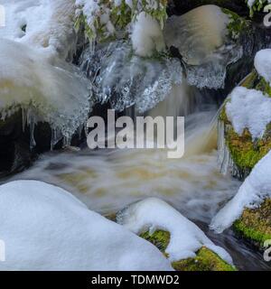 Wild River mit Eis und Schnee bedeckten Steine im Winter, Hammerbach, Langzeitbelichtung, Nationalpark Sumava, Böhmerwald, Tschechien Stockfoto