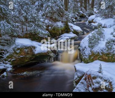 Winterlandschaft an Hammerbach, langfristige Exposition, Nationalpark Sumava, Böhmerwald, Tschechien Stockfoto