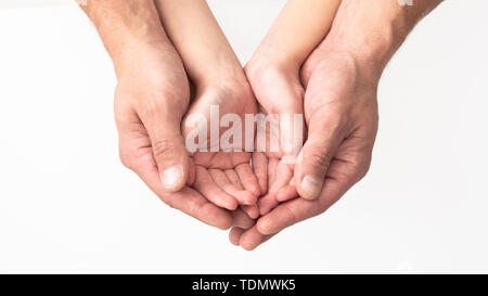 Vater und Tochter halten etwas in Händen Stockfoto