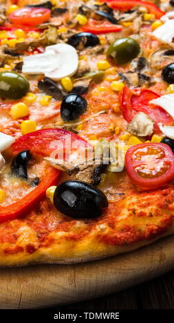Dünne Gebäck italienische Pizza mit Oliven und Champignons Stockfoto