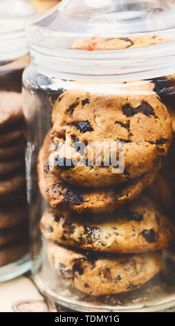 Plätzchen und Kekse in Gläsern auf Bar zum Verkauf Stockfoto