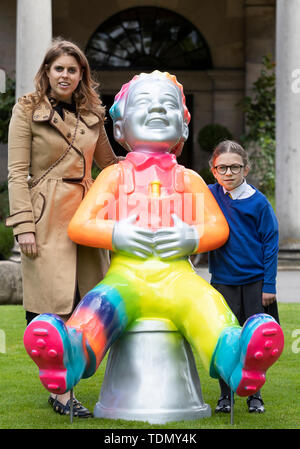 Prinzessin Beatrice, mit Alyssa Brannan, 8, vom Prestonfield Primary School, die die 'Rainbow Oor Wullie" ein Foto für die Einführung des Oor Wullie grossen Wanne Trail besucht, außerhalb Prestonfield House Hotel in Edinburgh, einer von mehreren Skulpturen der beliebten Comic-Figur auf einer öffentlichen Art Trail. Stockfoto