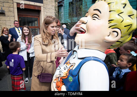 Prinzessin Beatrice verbindet Kinder aus Schottland Kinderkrankenhaus Nächstenliebe, wie sie in der Oor Wullie große Schaufel Weg führt eine von mehreren Leben zu finden, Skulpturen der beliebten Comic-Figur auf einer öffentlichen Art Trail im Stadtzentrum von Edinburgh. Stockfoto