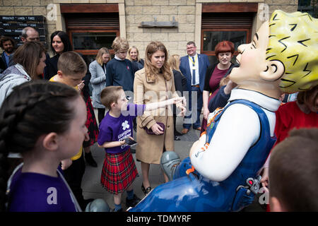 Prinzessin Beatrice verbindet Kinder aus Schottland Kinderkrankenhaus Nächstenliebe, wie sie in der Oor Wullie große Schaufel Weg führt eine von mehreren Leben zu finden, Skulpturen der beliebten Comic-Figur auf einer öffentlichen Art Trail im Stadtzentrum von Edinburgh. Stockfoto