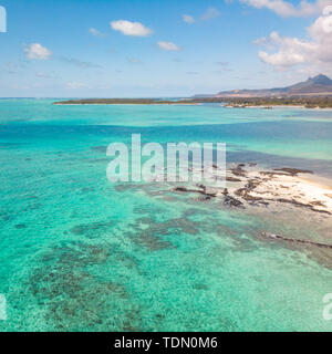 Luftaufnahme von tropischen Strand mit türkisblauem Meer. Tropisches Urlaubsparadies Ziel von D'eau Douce und Ile aux Cerfs Mauritius Stockfoto