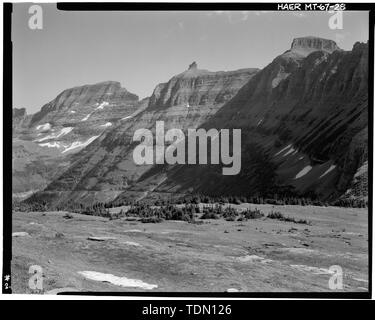 Blick von der Promenade westlich von Logan Pass Visitor Centre, Mt. Oberlin auf der Linken, Reynold's Mtn. Auf der rechten Seite (Hinweis - sechs Fotografien überschneiden sich volle Ansicht zu bilden) - Going-to-the-Sun Road, West Glacier, Flathead County, MT. Stockfoto