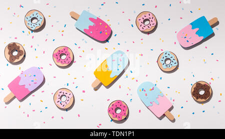 Sweet Summer Hintergrund mit Eis und Donuts Stockfoto