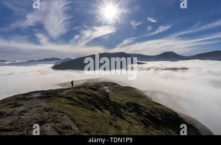 Der Blick von der Spitze des Catbells Keswick ein im englischen Lake District in der Grafschaft Cumbria fiel. mit Blick auf das Derwent Water in dichten fo ummantelt Stockfoto