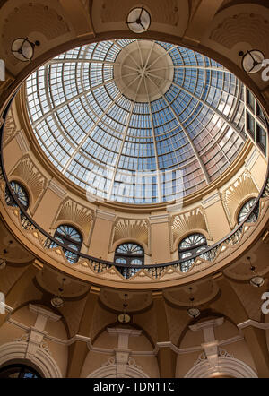 Das gewölbte Glas über dem Eingang von Blackpool Winter Gardens in der Küstenstadt Blackpool, Lancashire, England Großbritannien Teil der Klasse 2* buildi Stockfoto