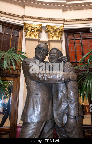 Morecambe und Kluge 75. Jahrestag Bronzestatue zu markieren Sie zuerst erscheinen zusammen auf der Bühne im Jahre 1941 in Blackpool Winter Gardens Lancashire En Stockfoto