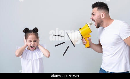 Wütende Vater an seine Tochter mit Megafon schrie Stockfoto