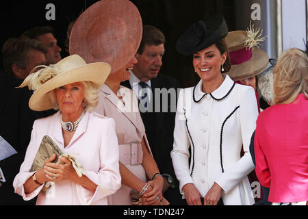 (Von links nach rechts) die Herzogin von Cornwall, Königin Maxima der Niederlande und die Herzogin von Cambridge während der jährlichen Reihenfolge der Strumpfband Service im St George's Chapel, Windsor Castle. Stockfoto