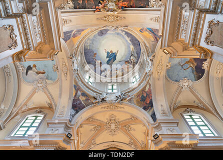 CATANIA, Italien - 6. April 2018: Die Himmelfahrt der Jungfrau Maria und der vier Evangelisten in der Kuppel der Kirche Basilika Maria Santissima dell'Elemosina. Stockfoto