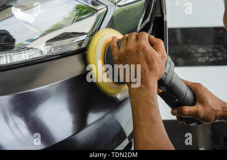 Mechaniker Hand hält das Auto polieren Stockfoto