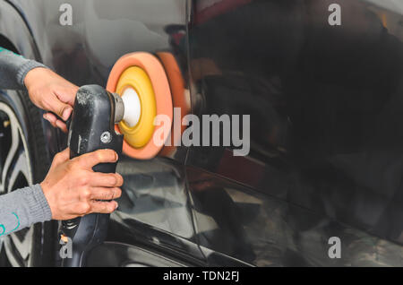 Mechaniker Hand hält das Auto polieren Stockfoto