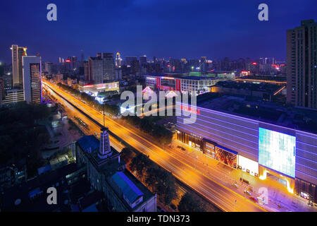 Nachtansicht von Wuhan Befreiung Avenue Überführung Stockfoto