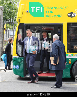 Taoiseach Leo Varadkar und Minister Richard Bruton kommen auf eine hybride Electirc Bus an der TU Dublin Grangegorman Campus für die Veröffentlichung der Regierungen Climate Action Plan zur Bekämpfung des Klimawandels. Stockfoto