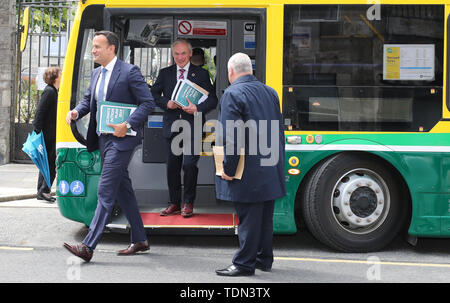 Taoiseach Leo Varadkar und Minister Richard Bruton kommen auf eine hybride Electirc Bus an der TU Dublin Grangegorman Campus für die Veröffentlichung der Regierungen Climate Action Plan zur Bekämpfung des Klimawandels. Stockfoto