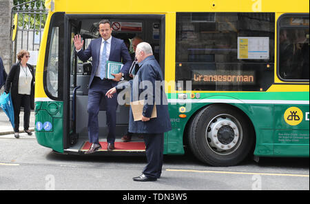 Taoiseach Leo Varadkar und Minister Richard Bruton kommen auf eine hybride Electirc Bus an der TU Dublin Grangegorman Campus für die Veröffentlichung der Regierungen Climate Action Plan zur Bekämpfung des Klimawandels. Stockfoto