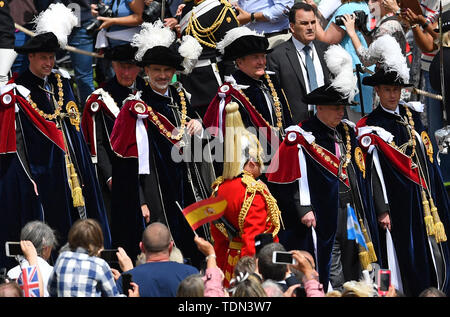 Der Herzog von York und der Graf von Wessex Spaziergang vor König Felipe VI. von Spanien (Mitte links) und König Willem-Alexander der Niederlande (Mitte rechts) durch den Herzog von Cambridge und der Prinz von Wales während der jährlichen Reihenfolge der Strumpfband Service im St George's Kapelle, Schloss Windsor. Stockfoto