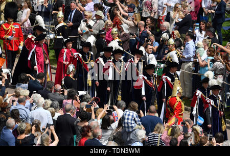 Die Princess Royal, der Herzog von York und der Graf von Wessex Spaziergang vor König Felipe VI. von Spanien (Mitte links) und König Willem-Alexander der Niederlande (Mitte rechts) durch den Herzog von Cambridge und der Prinz von Wales während der jährlichen Reihenfolge der Strumpfband Service im St George's Kapelle, Schloss Windsor. Stockfoto