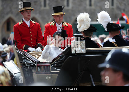 Queen Letizia von Spanien Wellen von einer Pferdekutsche während der jährlichen Reihenfolge der Strumpfband Service im St George's Chapel, Windsor Castle. Stockfoto