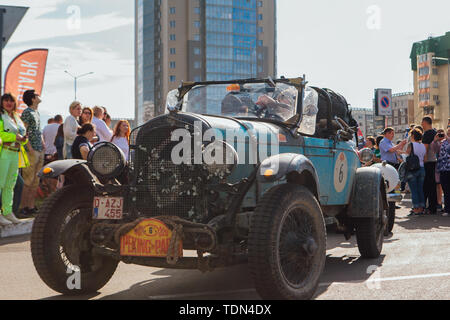 Novokuznetsk, Russland, 13. Juni 2019: Die 7. von Peking nach Paris Motor Challenge 2019. Chrysler 70 Roadster 1927 die Stadt verlassen und in die nächste Phase Stockfoto