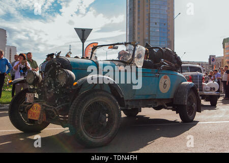 Novokuznetsk, Russland, 13. Juni 2019: Die 7. von Peking nach Paris Motor Challenge 2019. Chrysler 70 Roadster 1927 die Stadt verlassen und in die nächste Phase Stockfoto