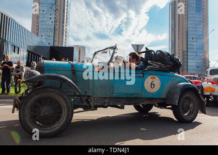 Novokuznetsk, Russland, 13. Juni 2019: Die 7. von Peking nach Paris Motor Challenge 2019. Chrysler 70 Roadster 1927 die Stadt verlassen und in die nächste Phase Stockfoto