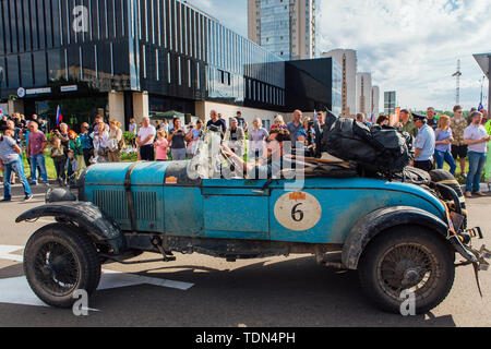 Novokuznetsk, Russland, 13. Juni 2019: Die 7. von Peking nach Paris Motor Challenge 2019. Chrysler 70 Roadster 1927 die Stadt verlassen und in die nächste Phase Stockfoto