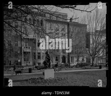 Perspektivische Ansicht Nordosten mit Blick auf die North Street Seite von West Mount Vernon Place; Ansicht enthält die Statue militärischen Mut von Paul Dubois - Mount Vernon Place, Charles und Denkmal Straßen, Baltimore, unabhängige Stadt, MD; Barye Antoine Louis; Walters, William; Carrere und Hastings; Howard, John eifrig; Mills, Robert; Causici, Enrico; Dubois, Paul; Dolinsky, Paul D, Projektleiter; Perschler, Martin J, Projekt Manager; Preis, Virginia B, Sender Stockfoto