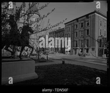 Perspektivische Ansicht Nordwesten Blick aus dem Osten des John eifrig Howard Statue; Ansicht beinhaltet die Graham-Hughes Haus- und der Nordseite des Madison Street - Mount Vernon Place, Charles und Denkmal Straßen, Baltimore, unabhängige Stadt, MD; Barye Antoine Louis; Walters, William; Carrere und Hastings; Howard, John eifrig; Mills, Robert; Causici, Enrico; Dubois, Paul; Dolinsky, Paul D, Projektleiter; Perschler, Martin J, Projekt Manager; Preis, Virginia B, Sender Stockfoto