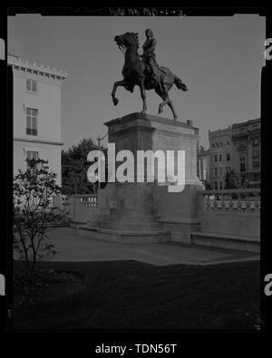 Perspektivische Ansicht Nordwest nach Lafayette Statue suchen; Ansicht beinhaltet die Hackerman Haus an Nr. 1 West Aufsetzen und die frühen zwanzigsten Jahrhundert Washington Apartment Gebäude - Mount Vernon Place, Charles und Denkmal Straßen, Baltimore, unabhängige Stadt, MD; Barye Antoine Louis; Walters, William; Carrere und Hastings; Howard, John eifrig; Mills, Robert; Causici, Enrico; Dubois, Paul; Dolinsky, Paul D, Projektleiter; Perschler, Martin J, Projekt Manager; Preis, Virginia B, Sender Stockfoto