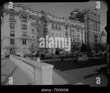 Perspektivische Ansicht Nordwesten auf der Suche nach West Street Seite von North Washington Place; Ansicht enthält die Statue von Roger Taney und der Osten Erhöhung des Washington Apartments und das Stafford Hotel - Mount Vernon Place, Charles und Denkmal Straßen, Baltimore, unabhängige Stadt, MD; Barye Antoine Louis; Walters, William; Carrere und Hastings; Howard, John eifrig; Mills, Robert; Causici, Enrico; Dubois, Paul; Dolinsky, Paul D, Projektleiter; Perschler, Martin J, Projekt Manager; Preis, Virginia B, Sender Stockfoto