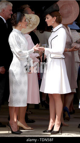 Queen Letizia von Spanien und die Herzogin von Cambridge, unterhalten sich während der jährlichen Reihenfolge der Strumpfband Service im St George's Chapel, Windsor Castle. Stockfoto