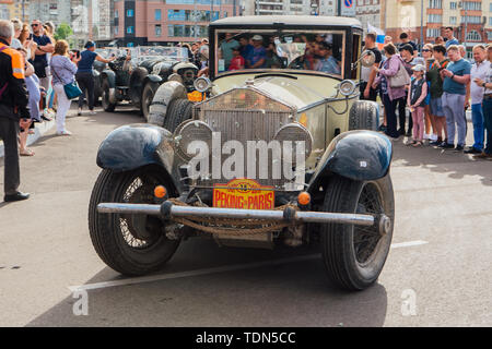 Novokuznetsk, Russland, 13. Juni 2019: Die 7. von Peking nach Paris Motor Challenge 2019. Rolls Royce Phantom I 1929 die Stadt verlassen und in ein anderes Stockfoto