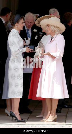 Queen Letizia von Spanien (links) Gespräche mit der Herzogin von Cornwall während der jährlichen Reihenfolge der Strumpfband Service im St George's Chapel, Windsor Castle. Stockfoto