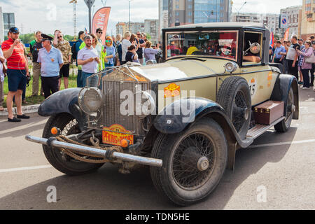 Novokuznetsk, Russland, 13. Juni 2019: Die 7. von Peking nach Paris Motor Challenge 2019. Rolls Royce Phantom I 1929 die Stadt verlassen und in ein anderes Stockfoto