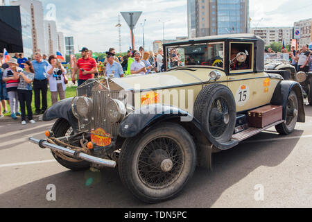 Novokuznetsk, Russland, 13. Juni 2019: Die 7. von Peking nach Paris Motor Challenge 2019. Rolls Royce Phantom I 1929 die Stadt verlassen und in ein anderes Stockfoto